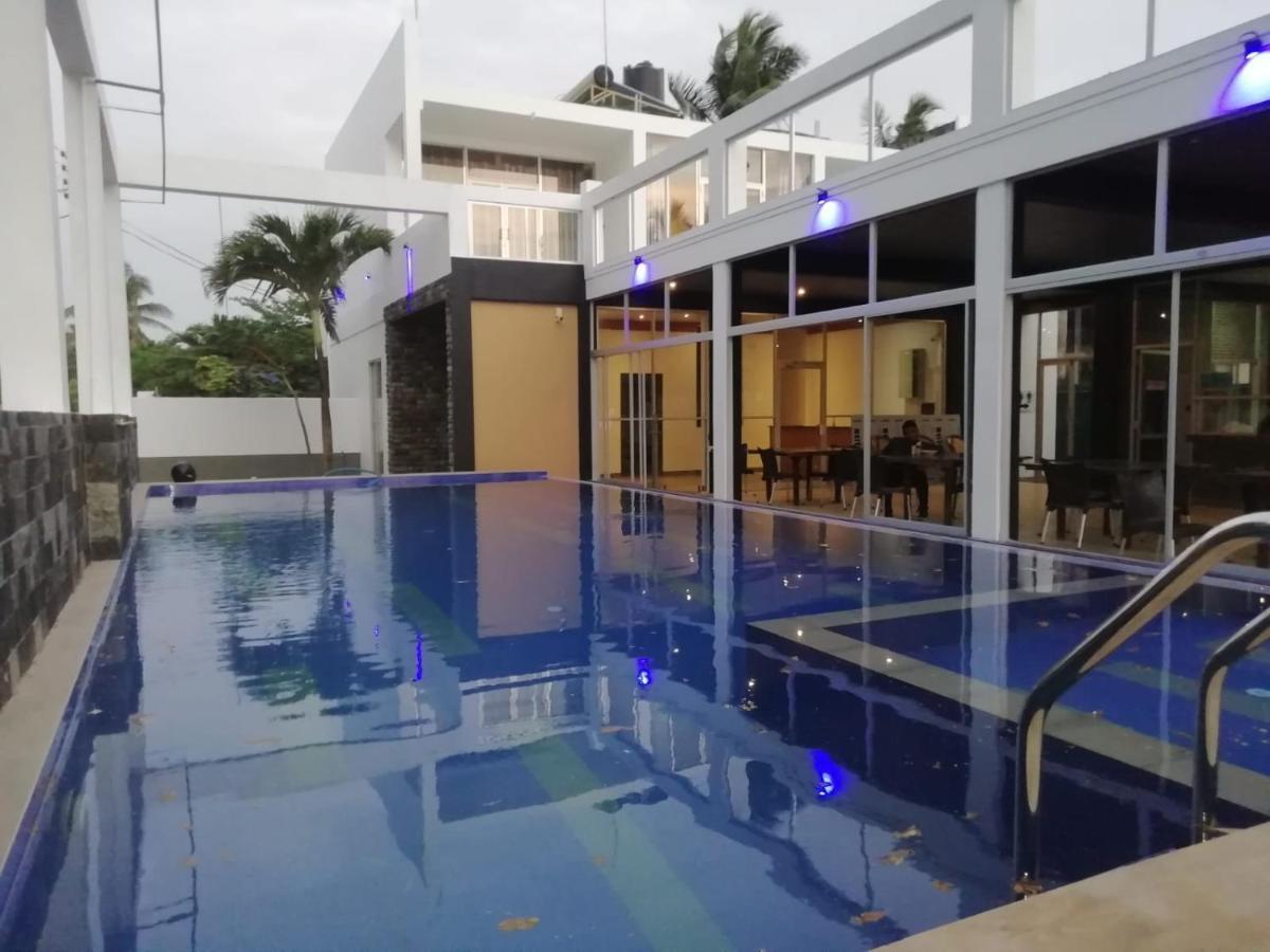 Saara Beach Hotel Marawila Exterior foto